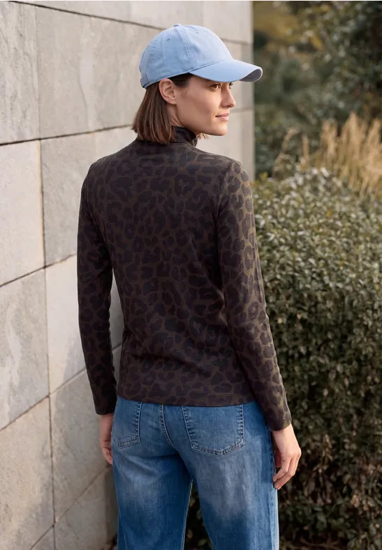 Camiseta de cuello alto con estampado animal print