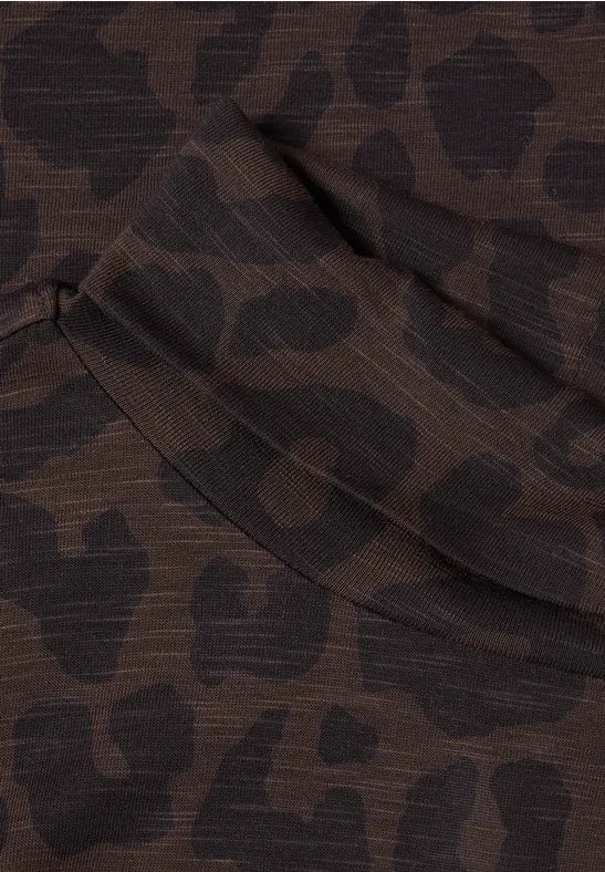 Camiseta de cuello alto con estampado animal print