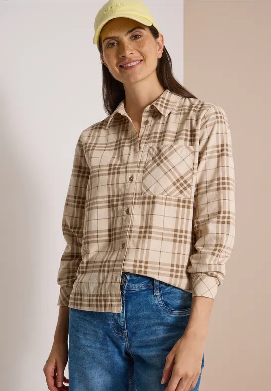 Blusa camisera de manga larga con estampado de cuadros en color beige