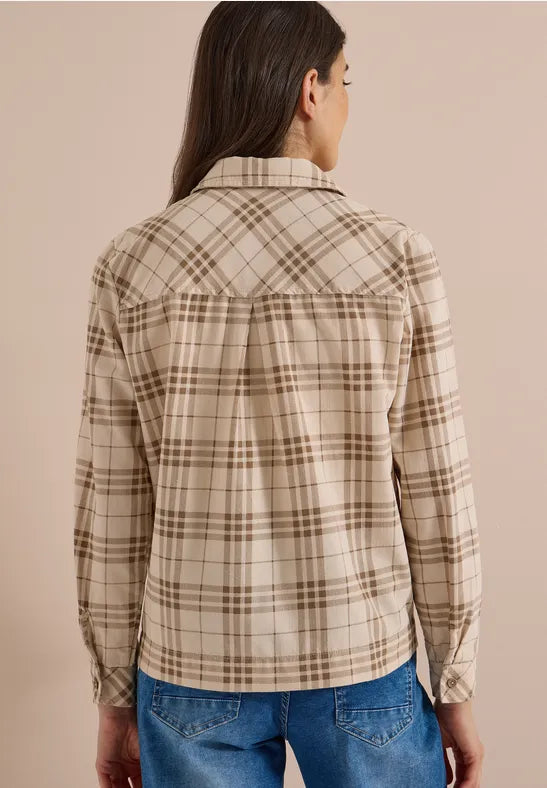 Blusa camisera de manga larga con estampado de cuadros en color beige