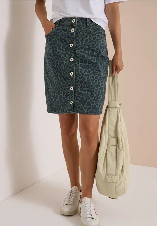 Falda vaquera hasta la rodilla con estampado de leopardo
