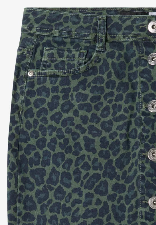 Falda vaquera hasta la rodilla con estampado de leopardo