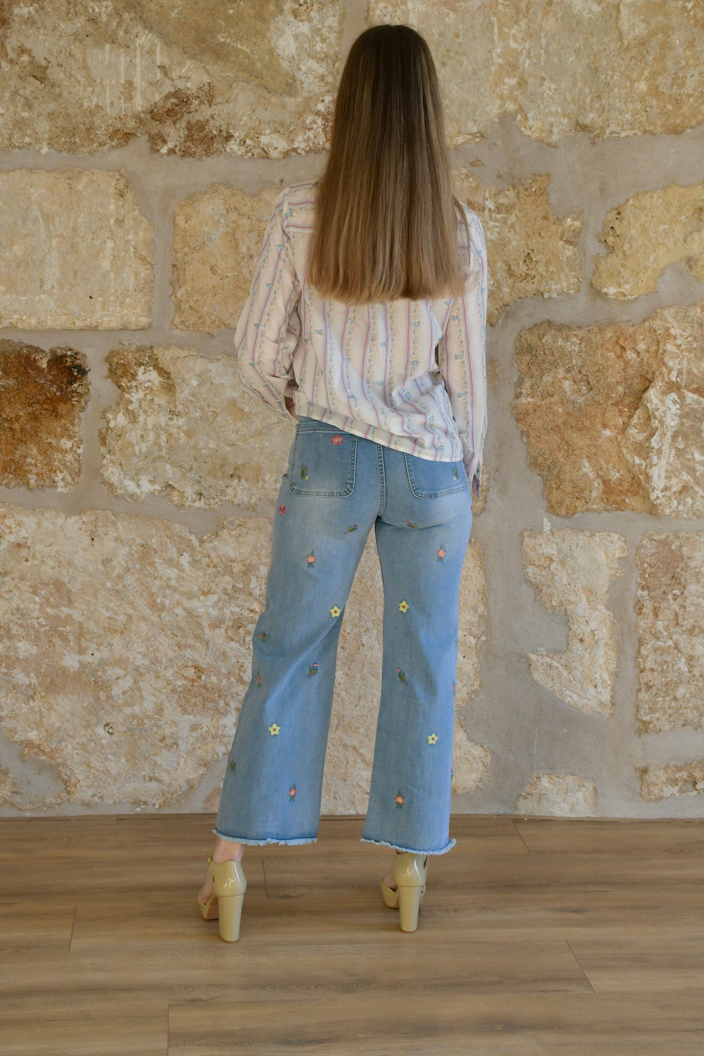 Pantalón denim recto bordado floral