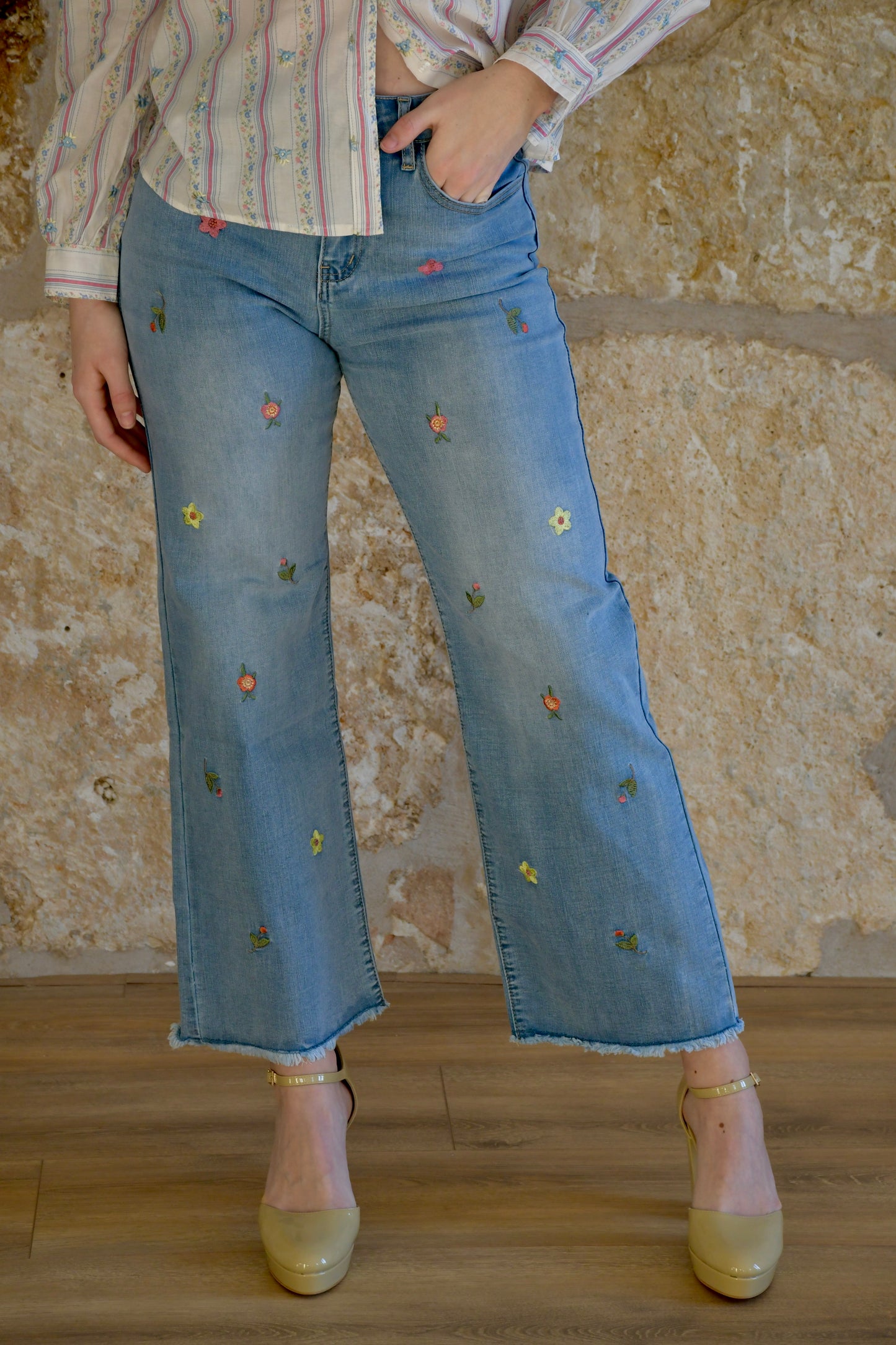 Pantalón denim recto bordado floral