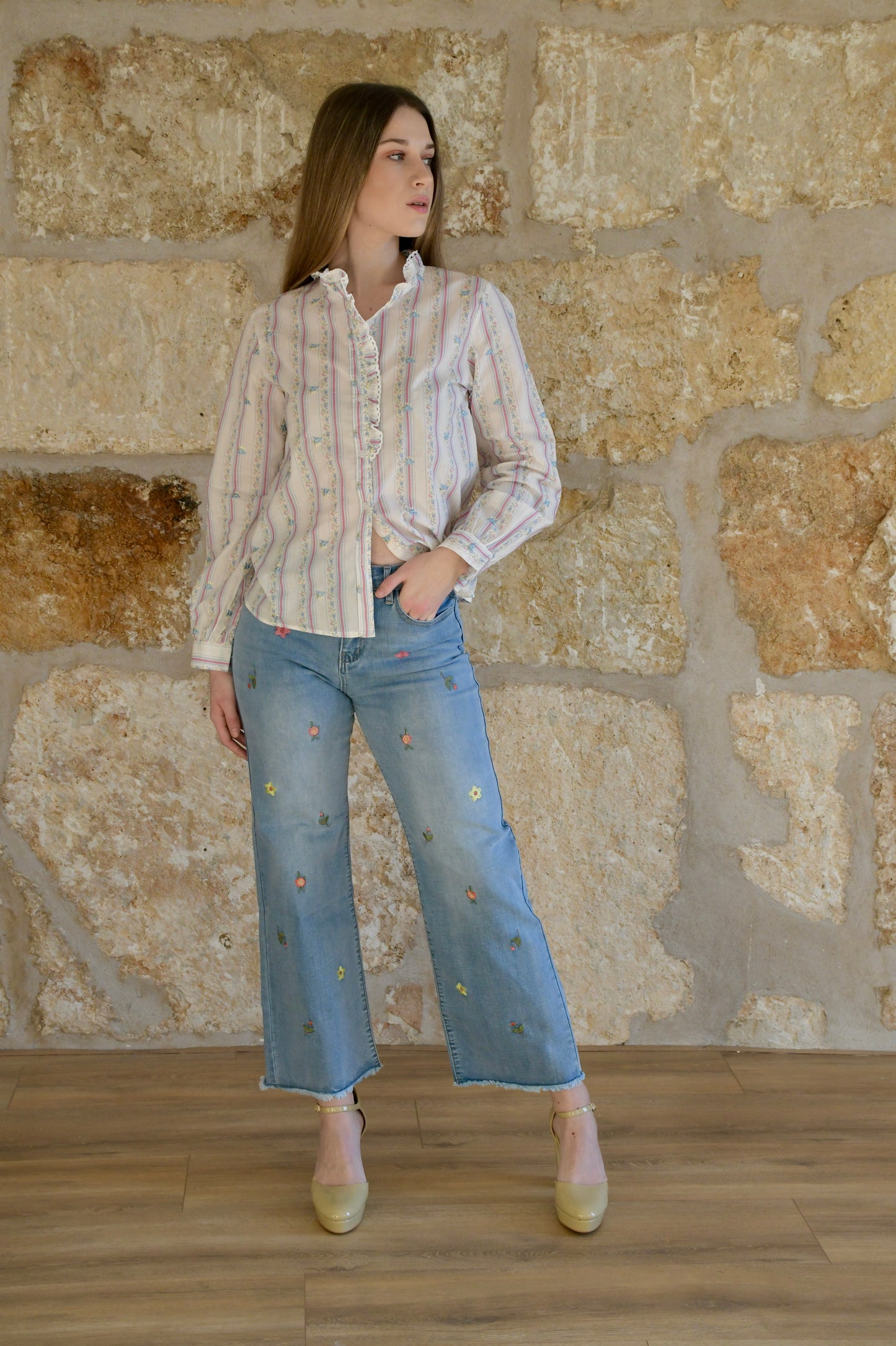 Pantalón denim recto bordado floral