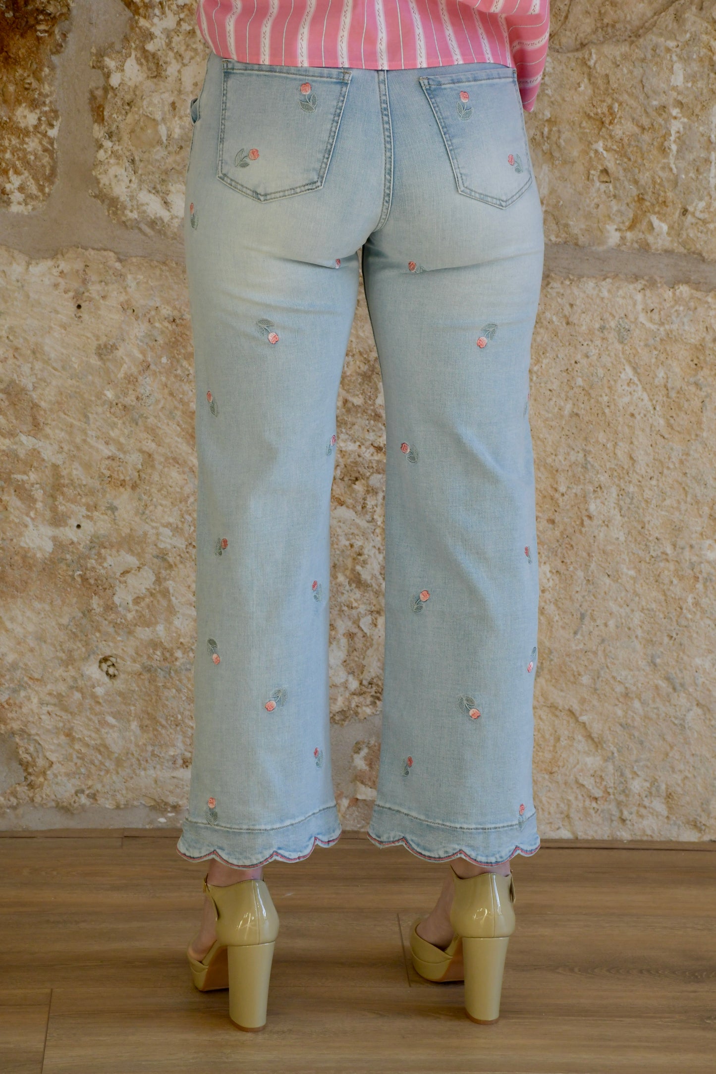 Pantalón denim recto bordado festoneado