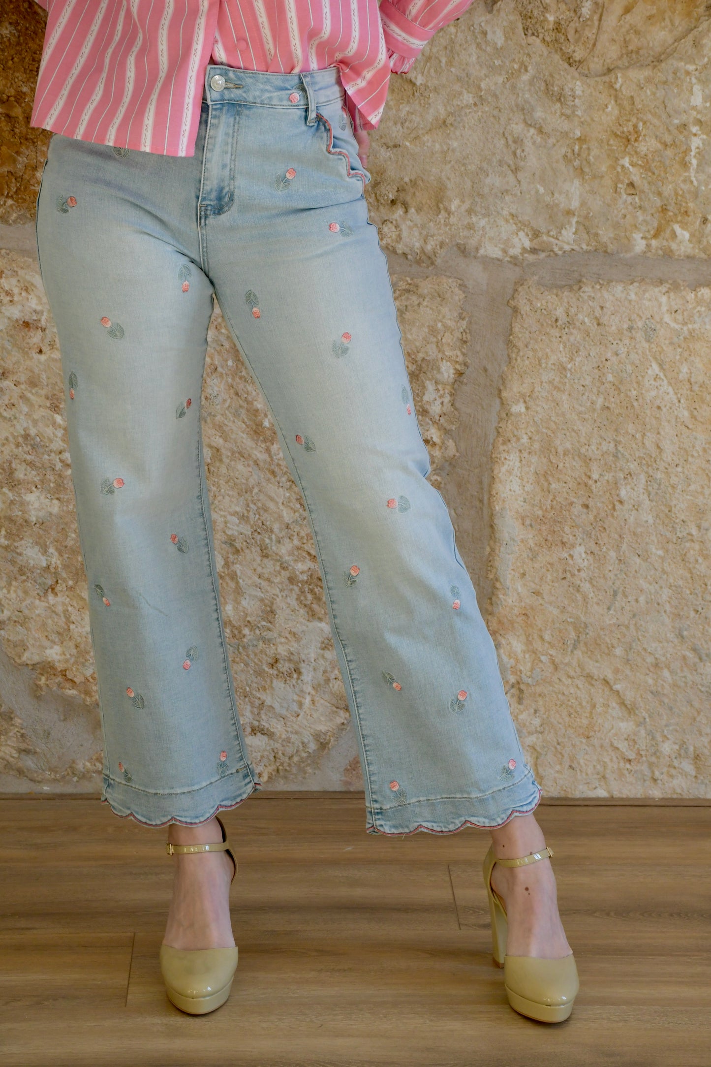 Pantalón denim recto bordado festoneado