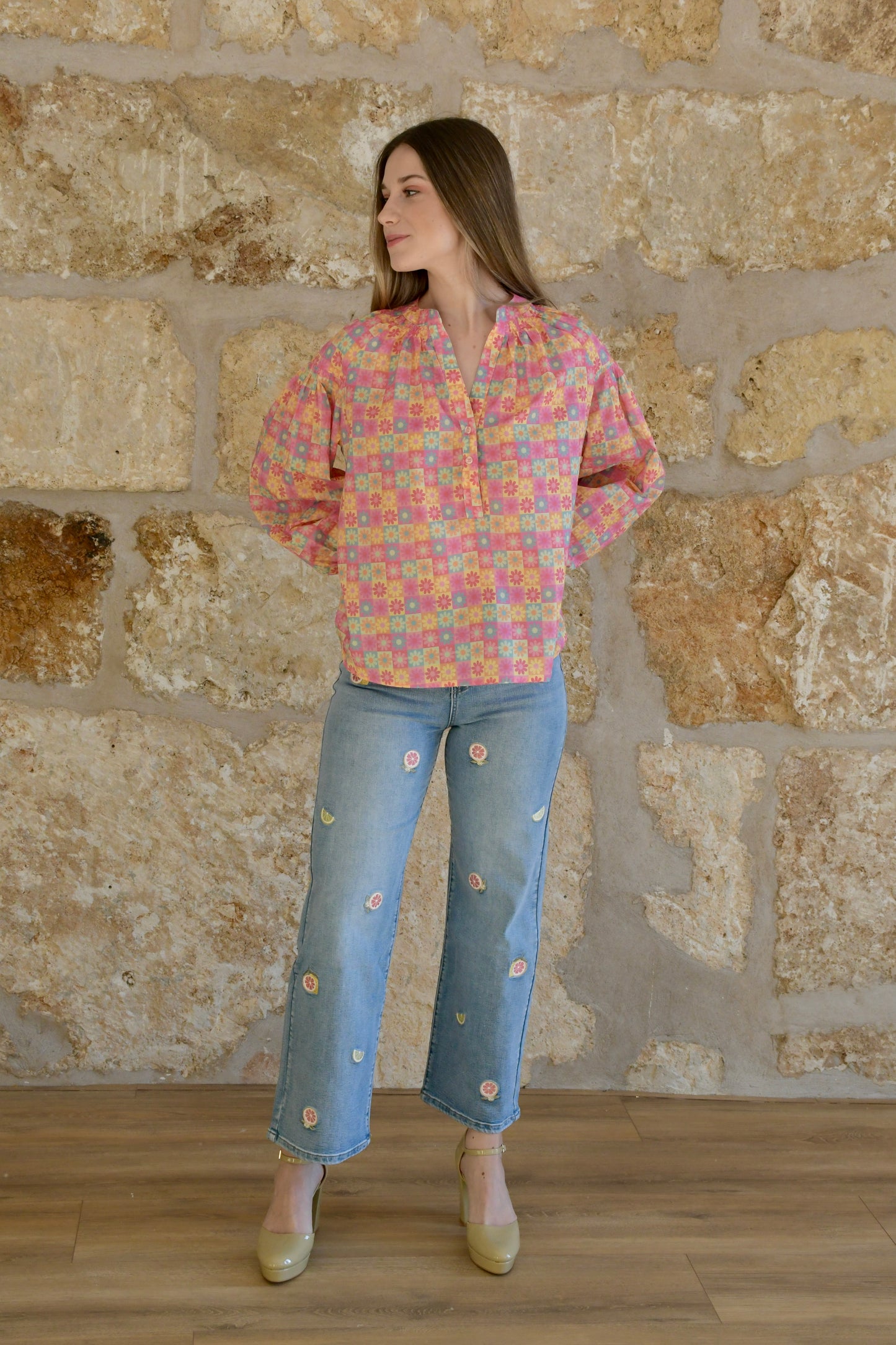 Pantalón denim recto bordado cítrico