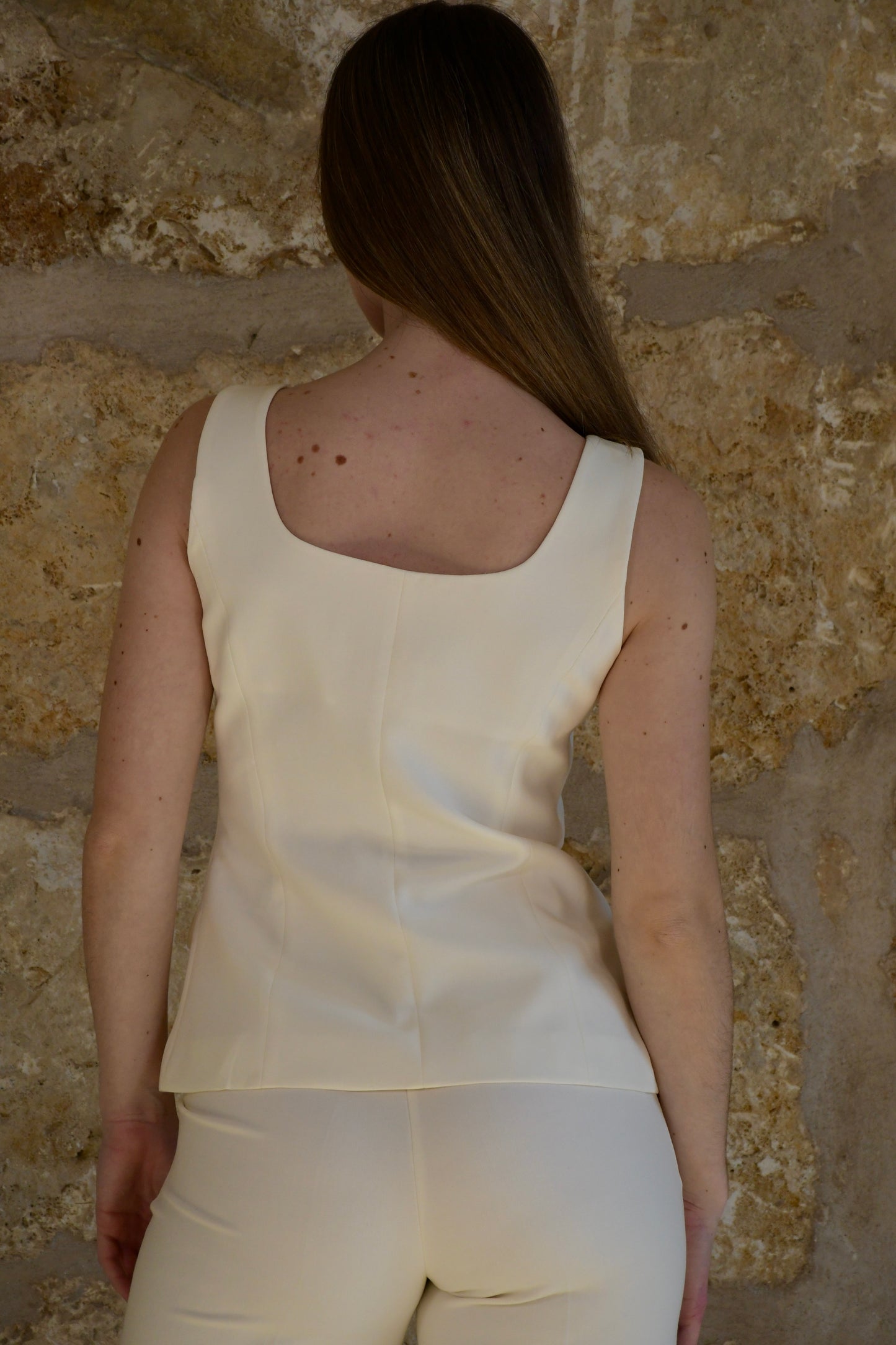 Top estructurado marfil sin mangas