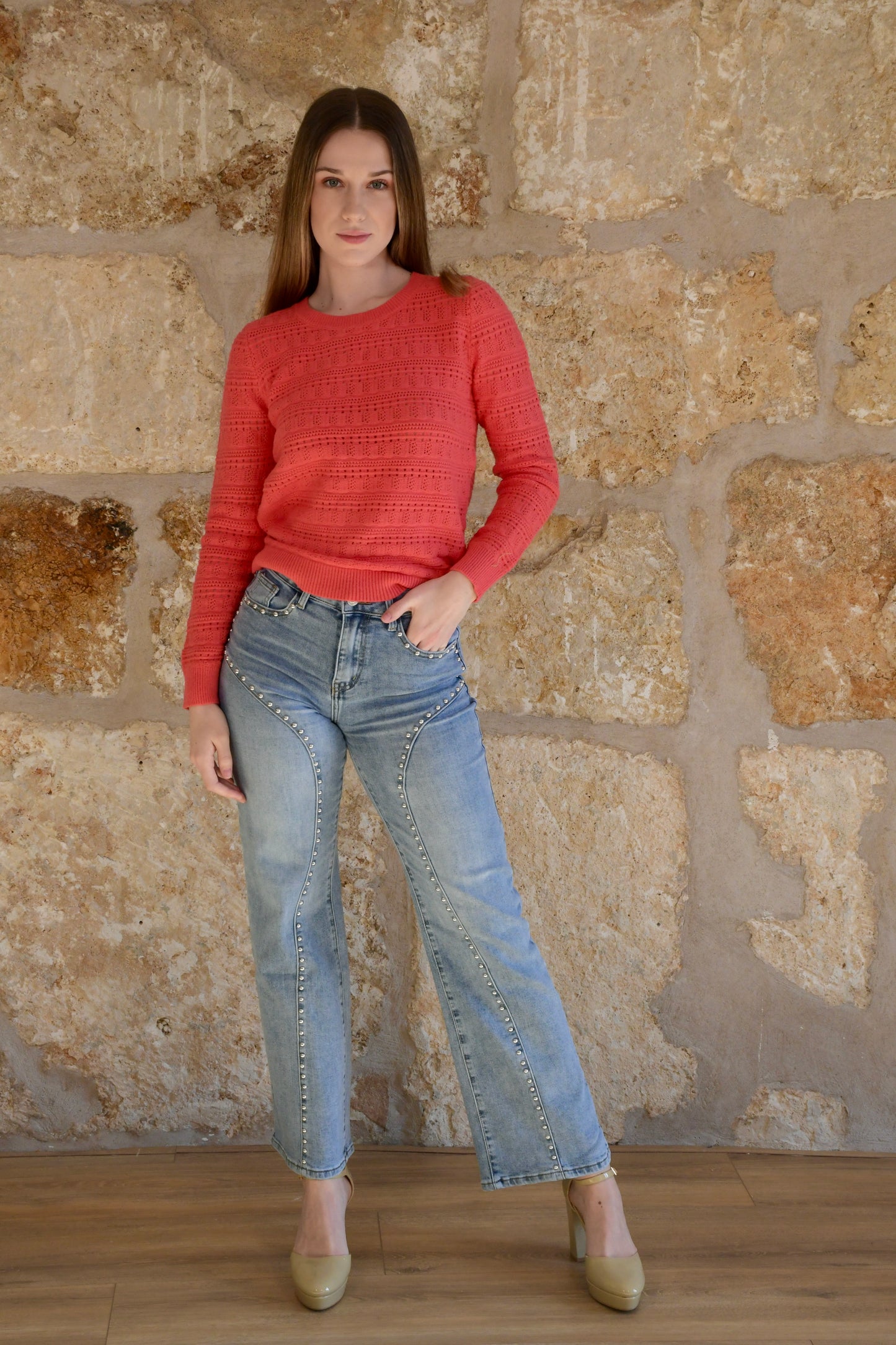 Pantalón denim con tachuelas