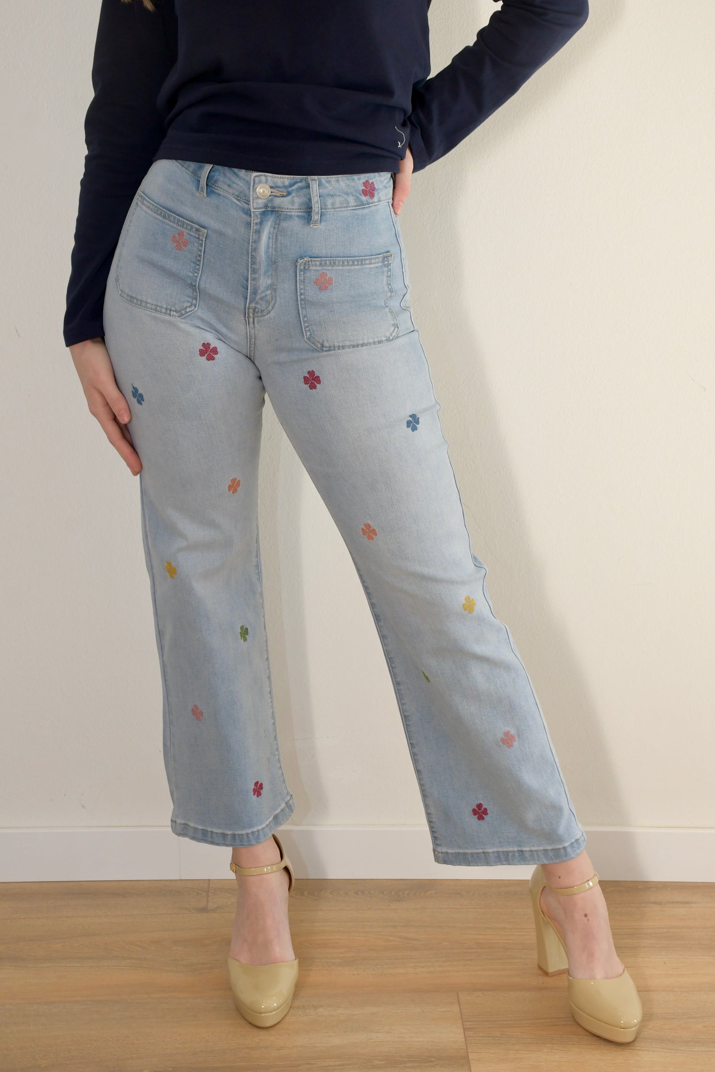 Pantalón vaquero con bordado floral multicolor