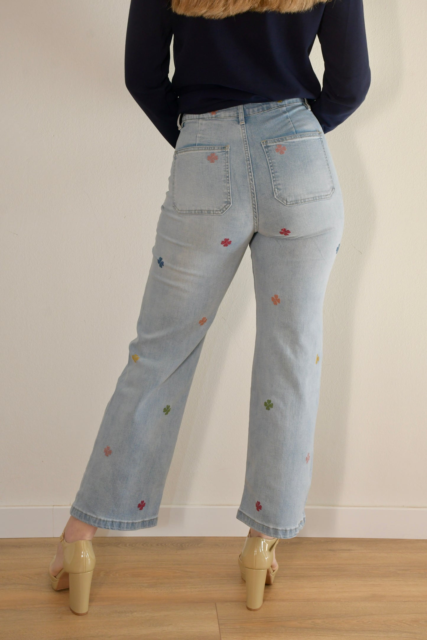 Pantalón vaquero con bordado floral multicolor