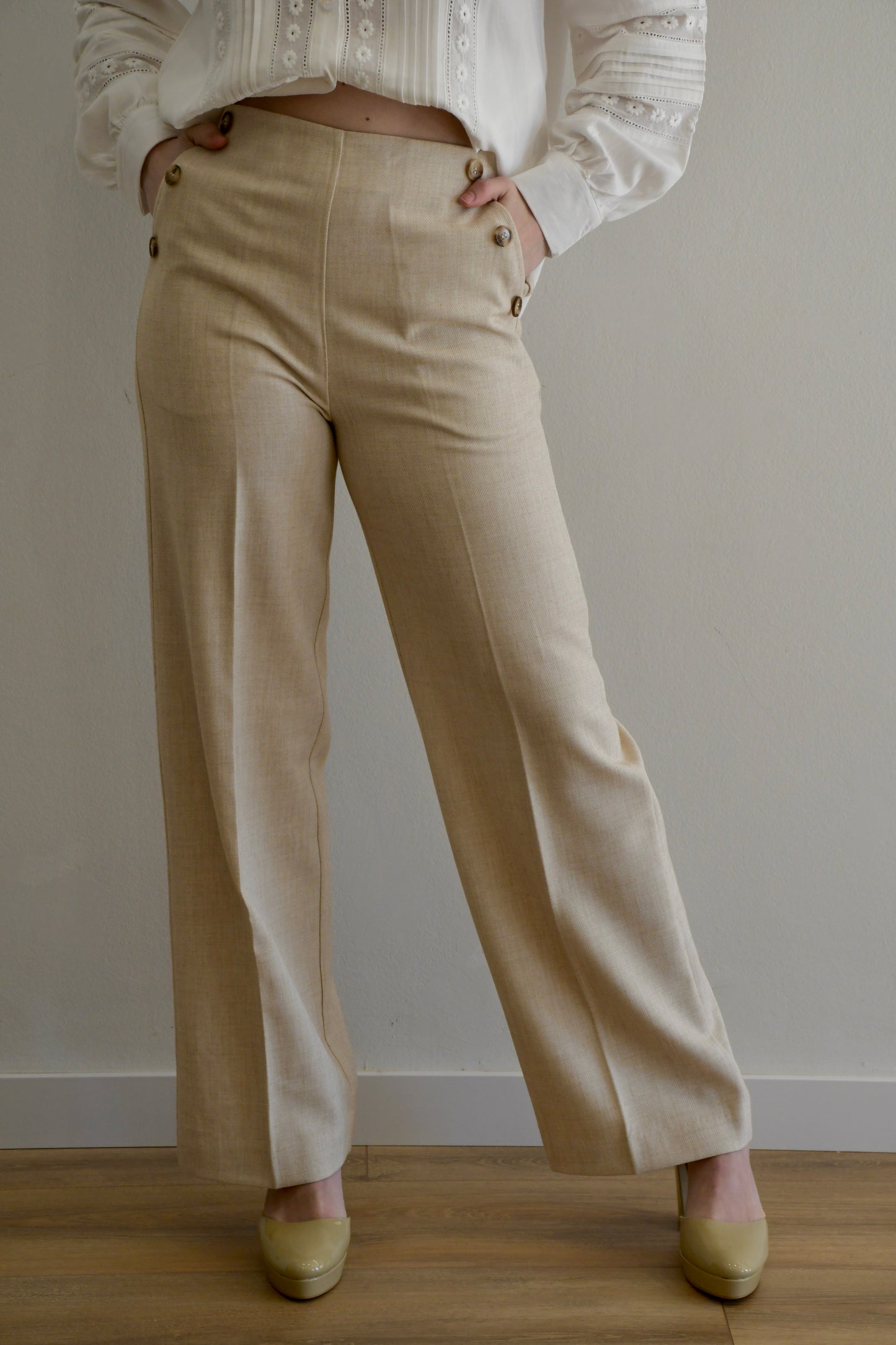 Pantalón beige recto de tiro alto con botones laterales