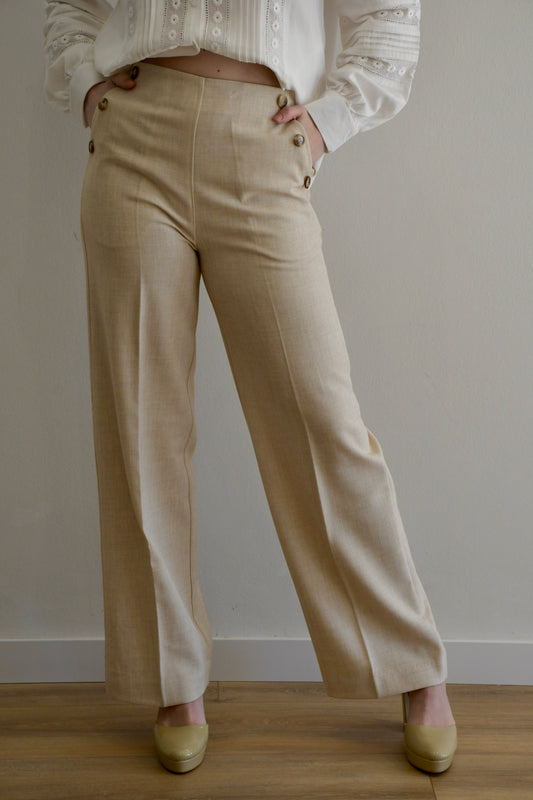 Pantalón beige recto de tiro alto con botones laterales