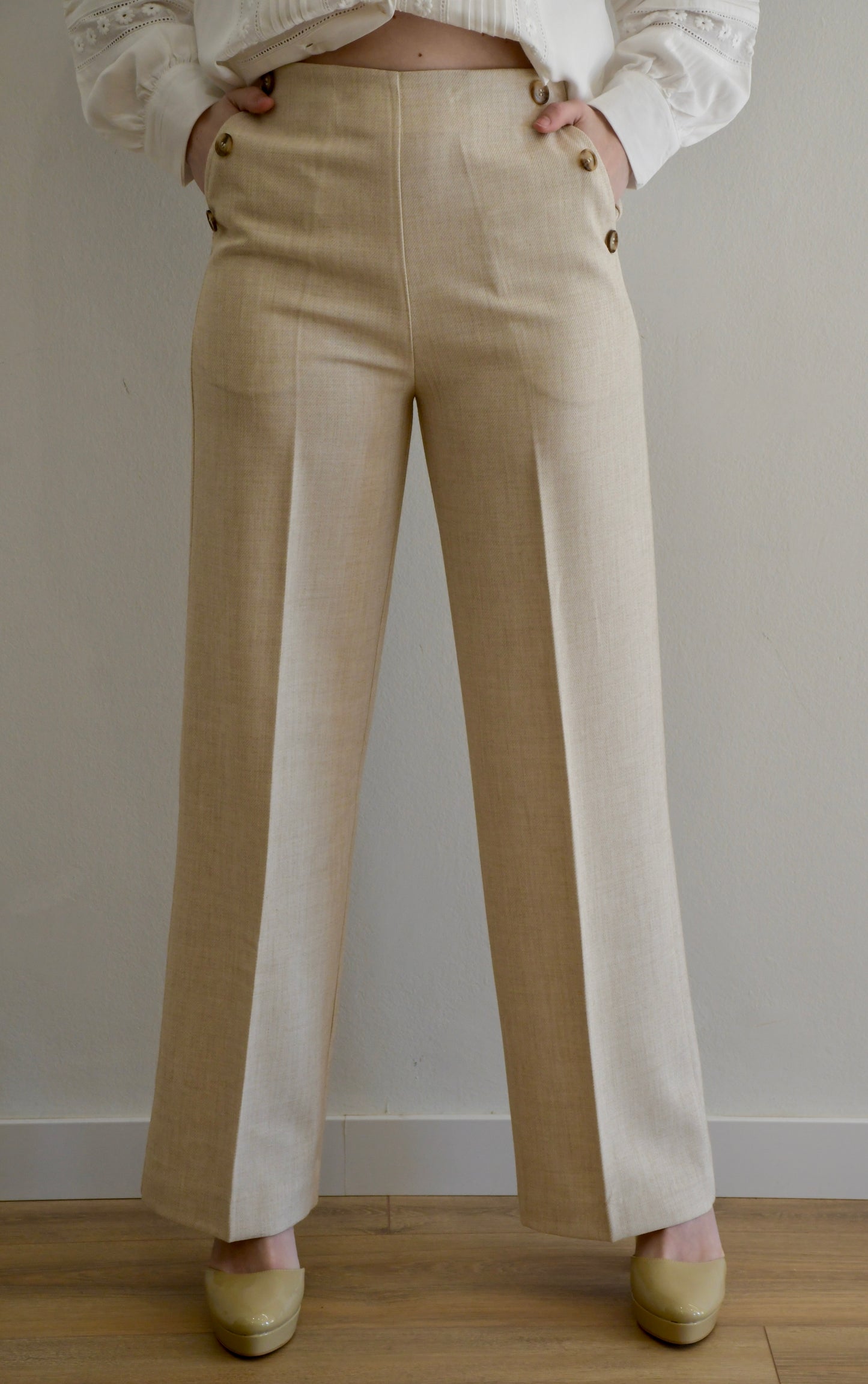 Pantalón beige recto de tiro alto con botones laterales