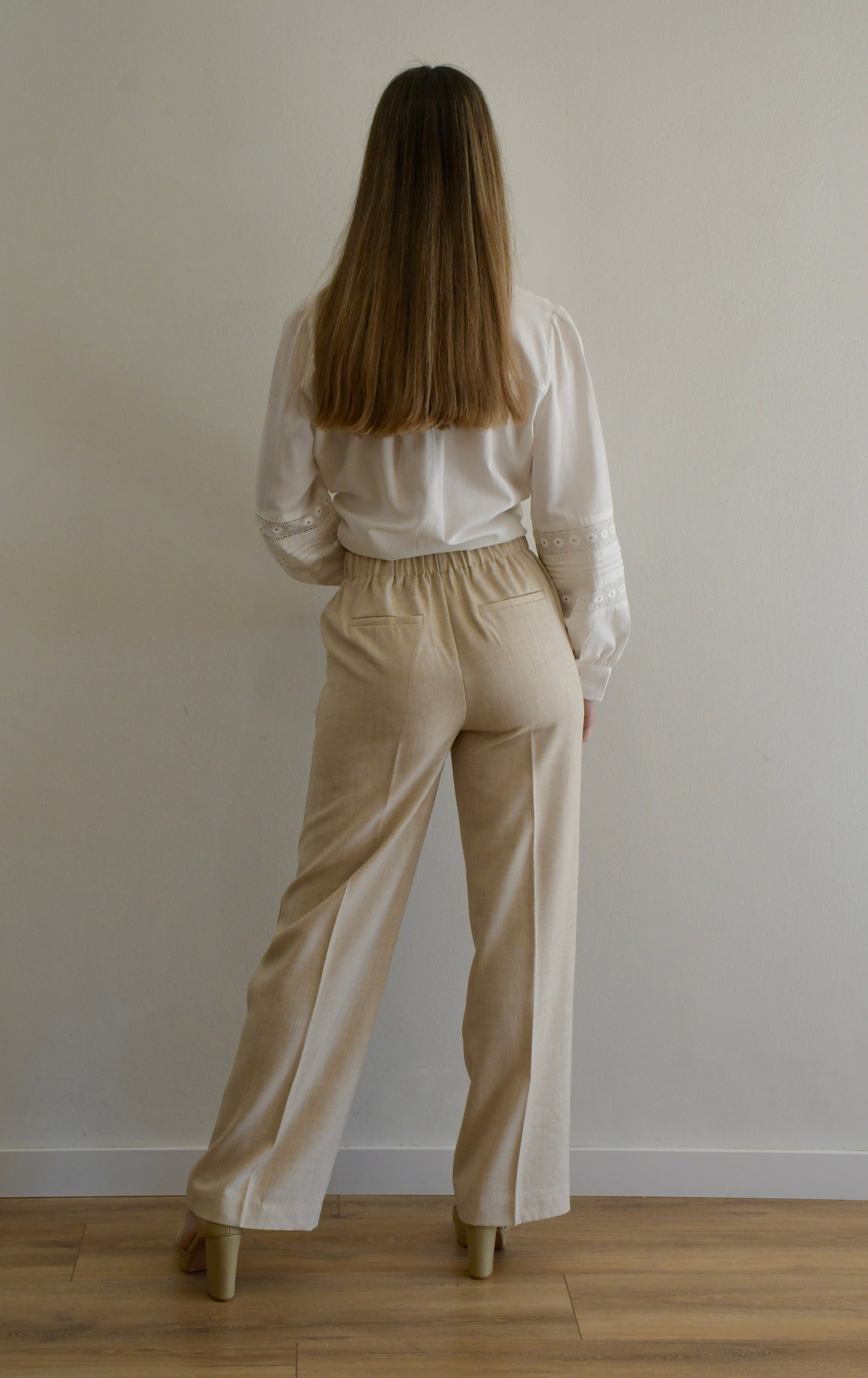 Pantalón beige recto de tiro alto con botones laterales
