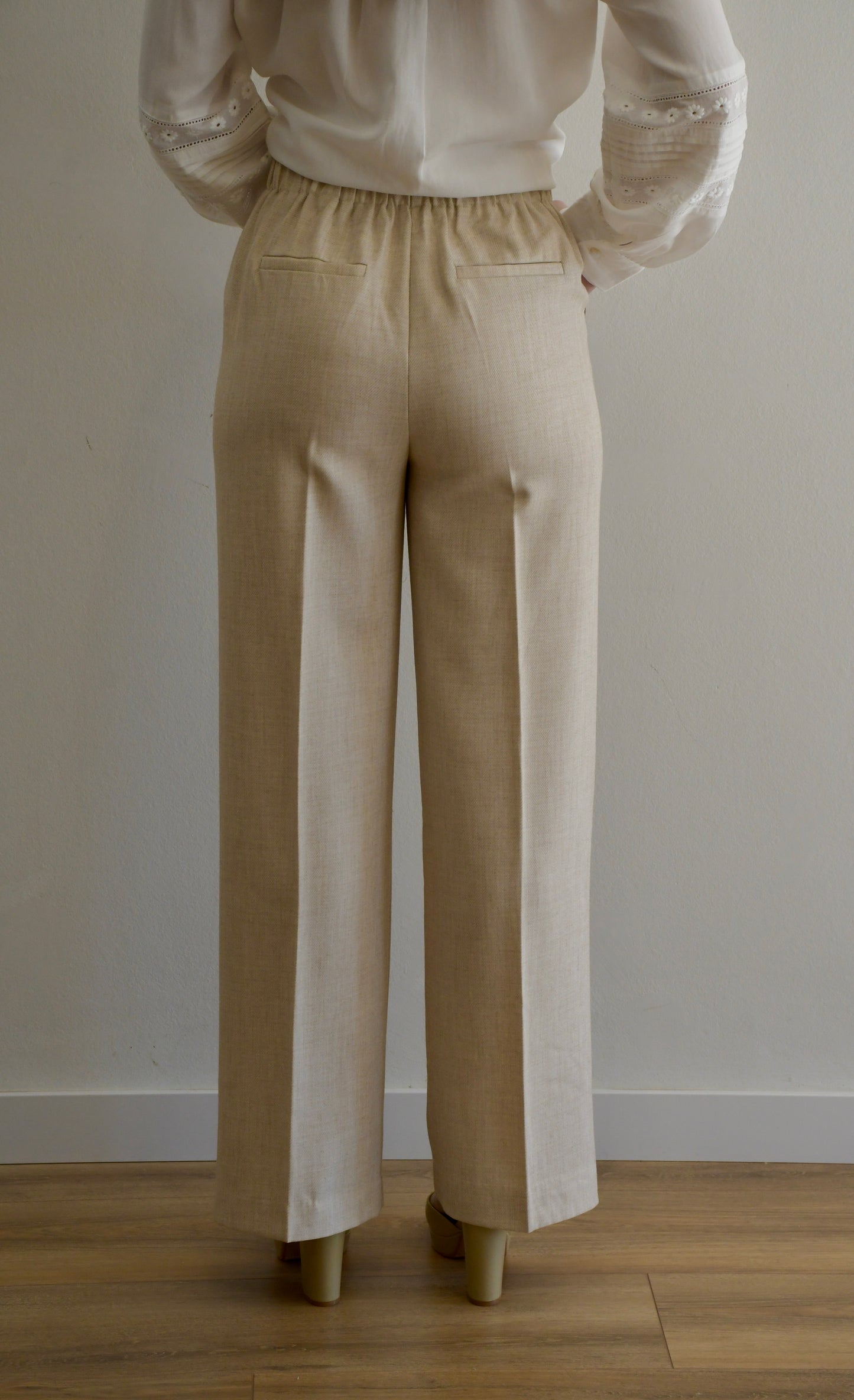 Pantalón beige recto de tiro alto con botones laterales