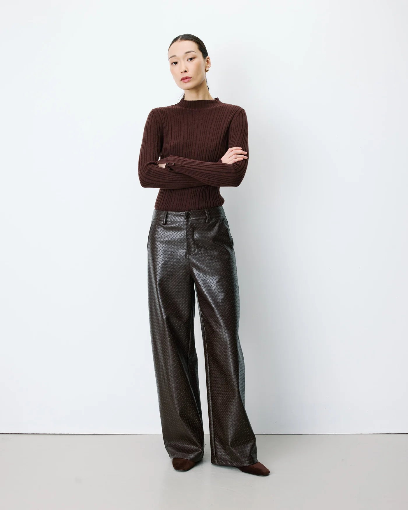 Pantalones bombachos de piel sintética texturizada color chocolate Artius