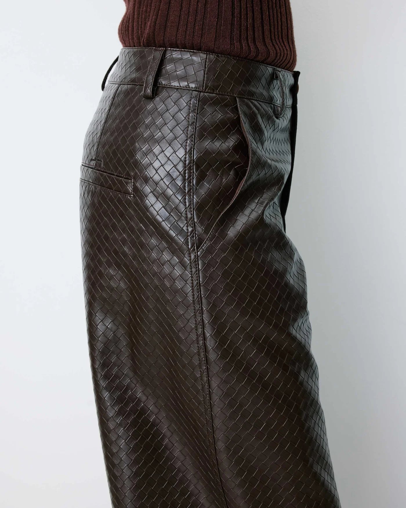 Pantalones bombachos de piel sintética texturizada color chocolate Artius