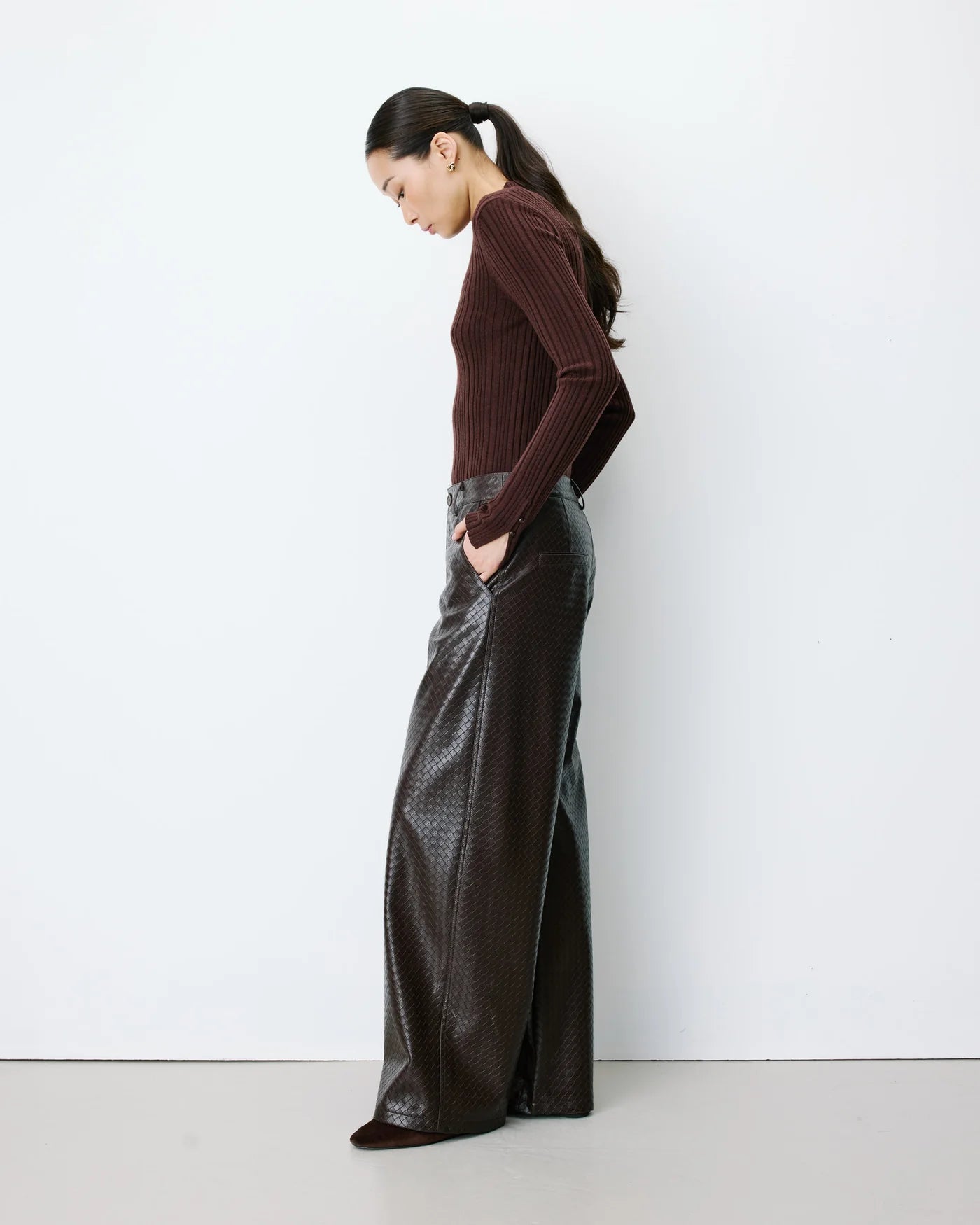 Pantalones bombachos de piel sintética texturizada color chocolate Artius