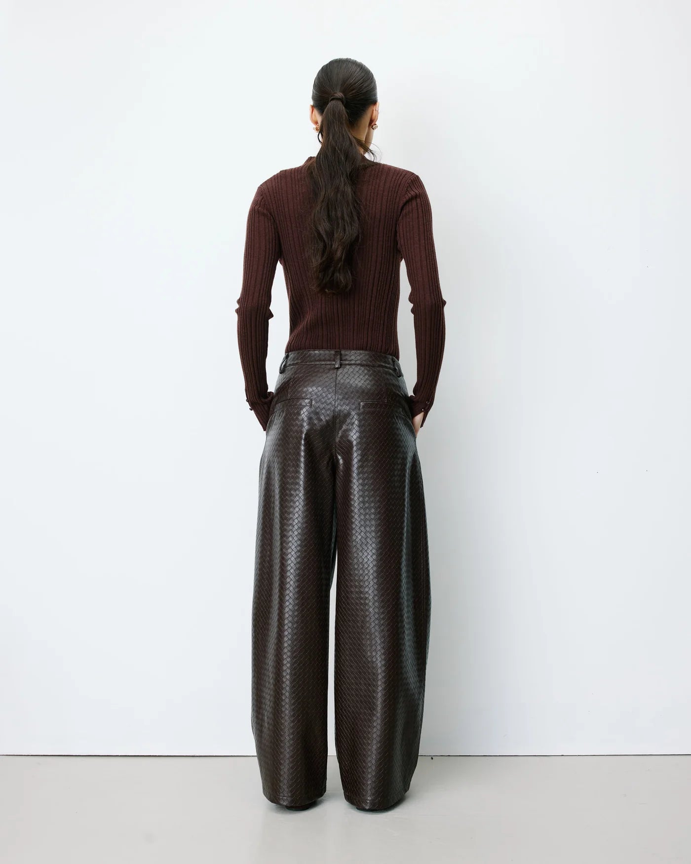 Pantalones bombachos de piel sintética texturizada color chocolate Artius