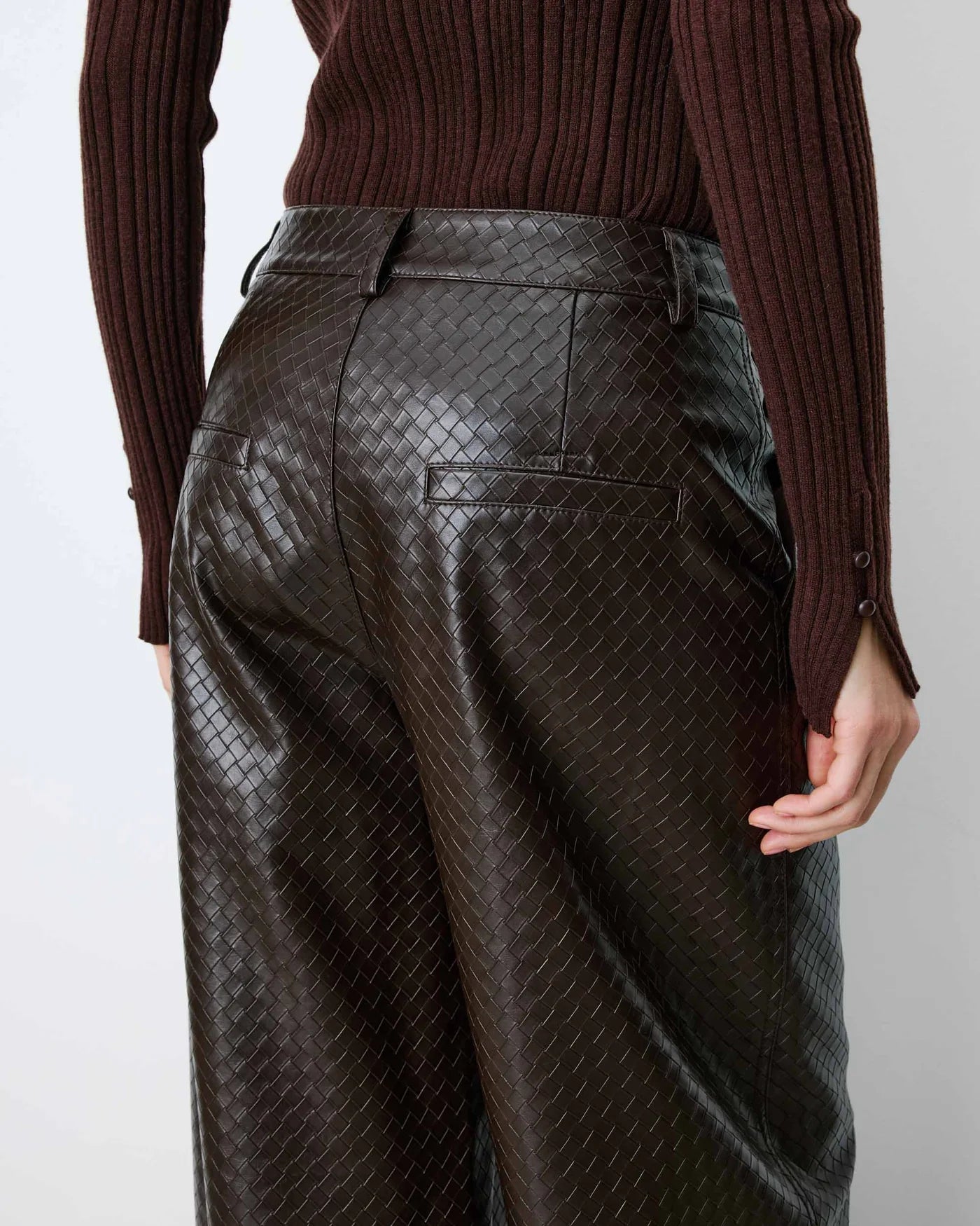Pantalones bombachos de piel sintética texturizada color chocolate Artius