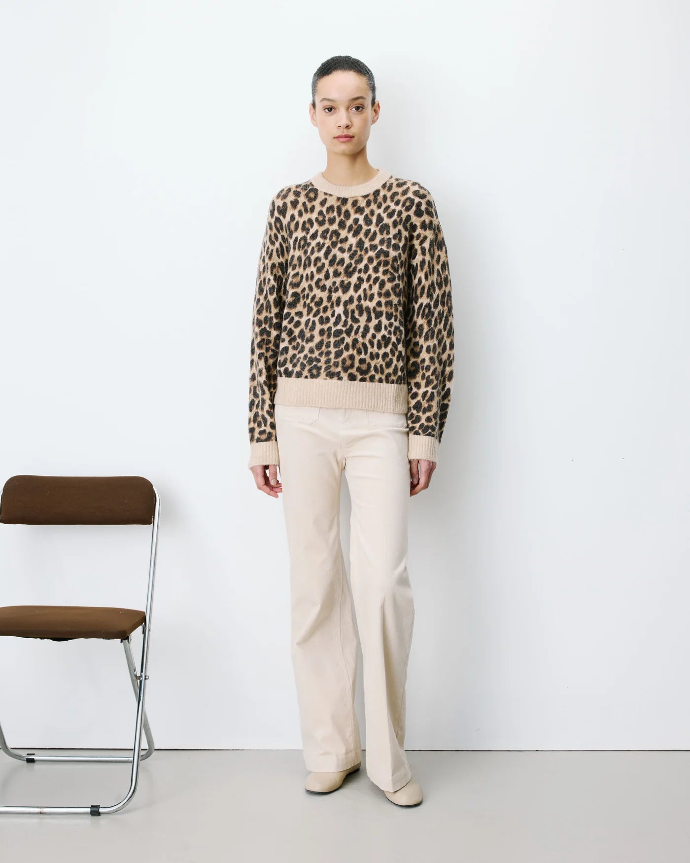 Jersey Alexiel de cuello redondo con estampado de leopardo
