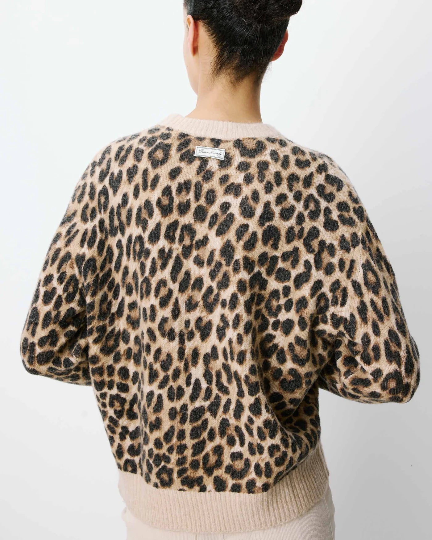 Jersey Alexiel de cuello redondo con estampado de leopardo