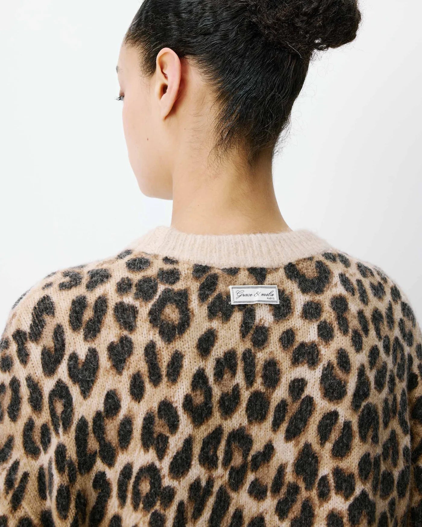 Jersey Alexiel de cuello redondo con estampado de leopardo