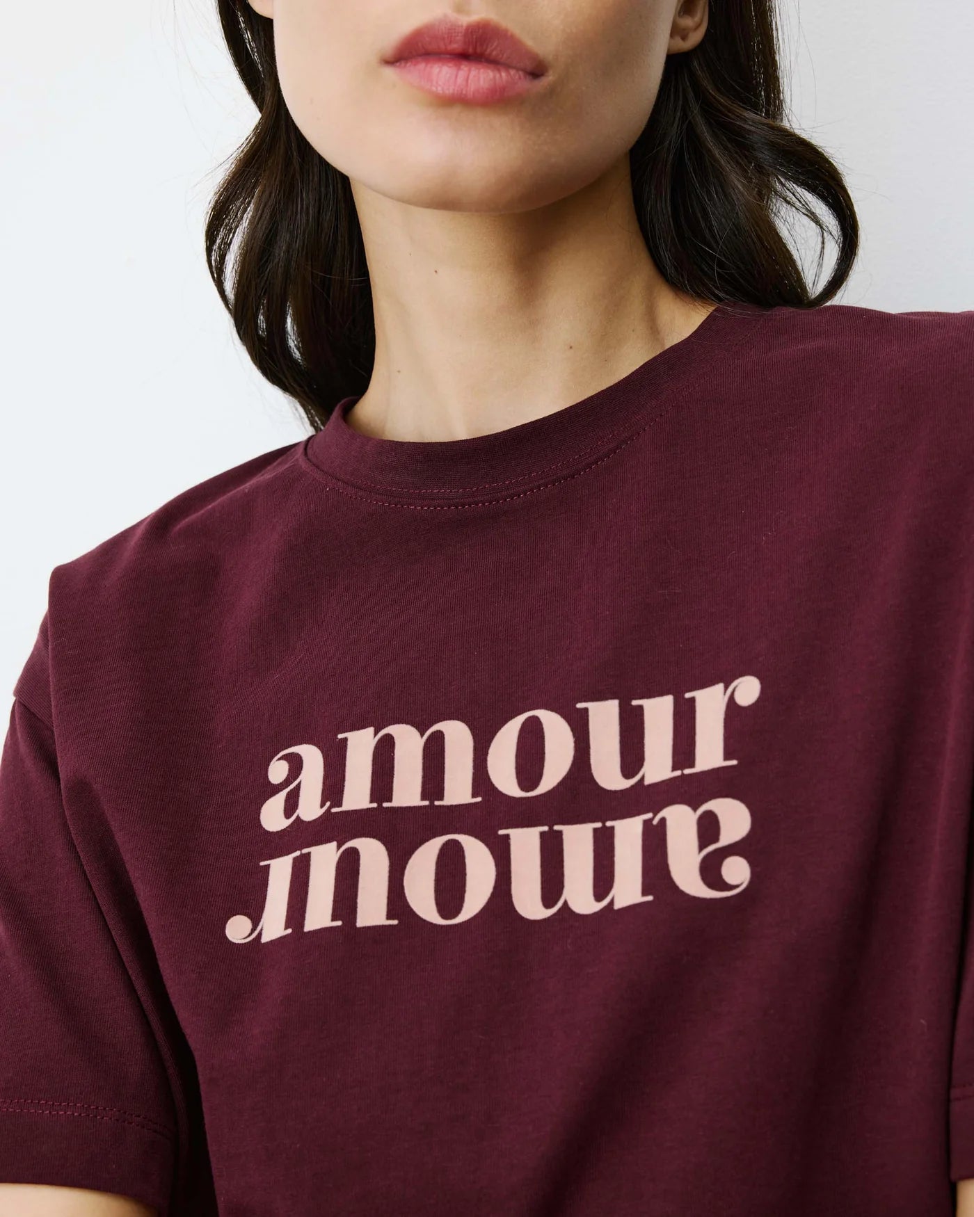 Camiseta Anis de algodón con texto estampado en color berenjena