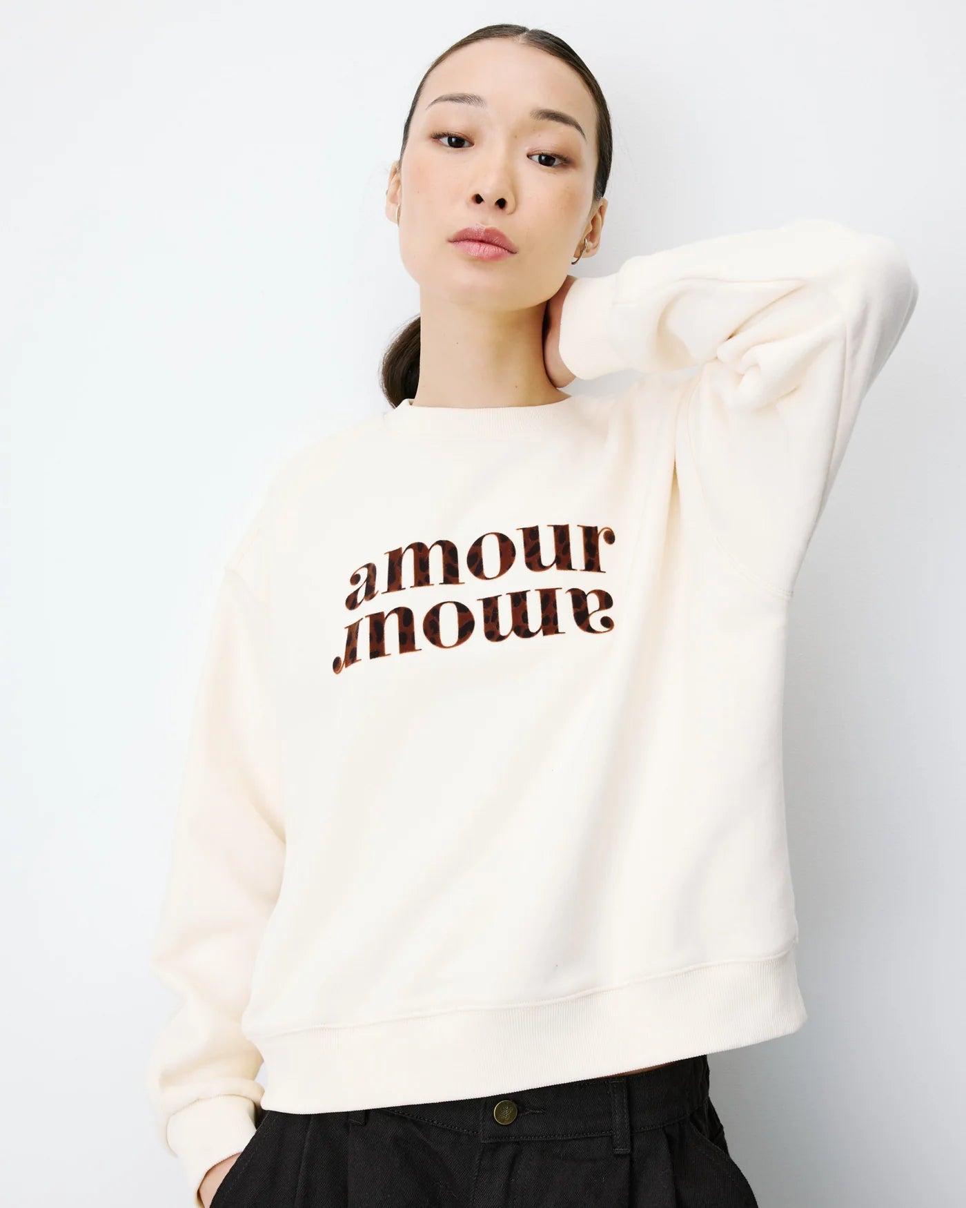 Sudadera ancha Amery con mensaje en color crudo