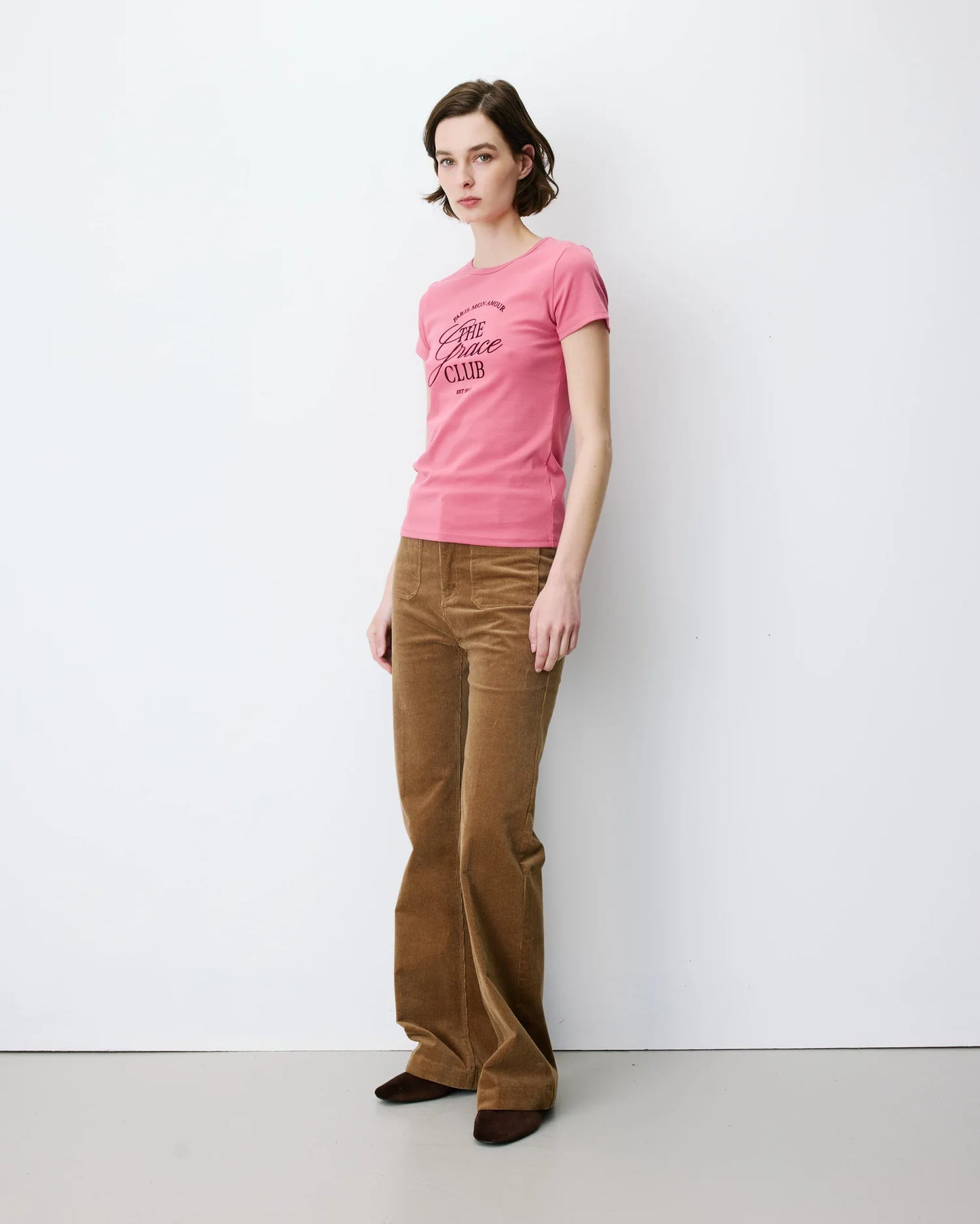 Camiseta cuello redondo con texto Amoris