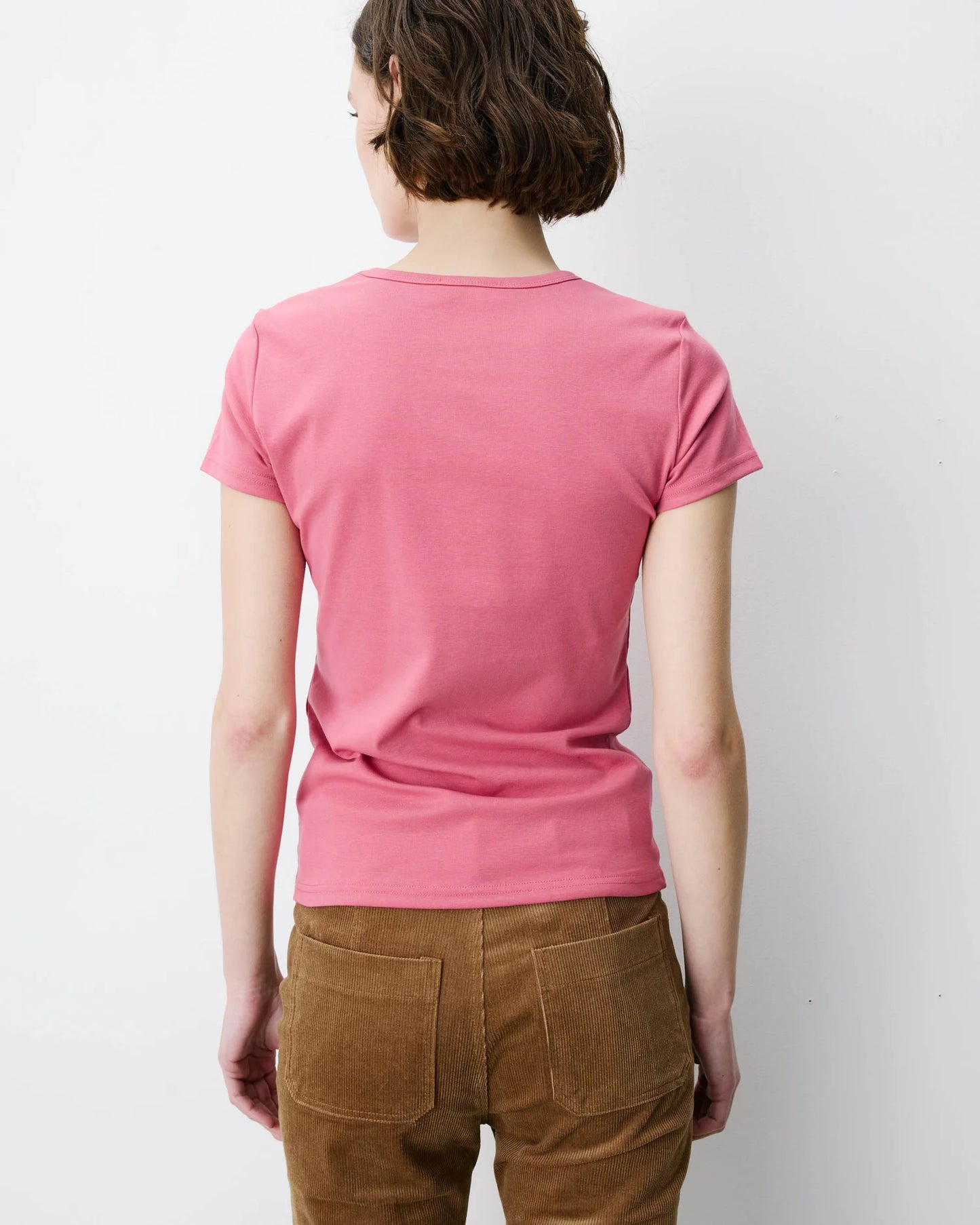 Camiseta cuello redondo con texto Amoris