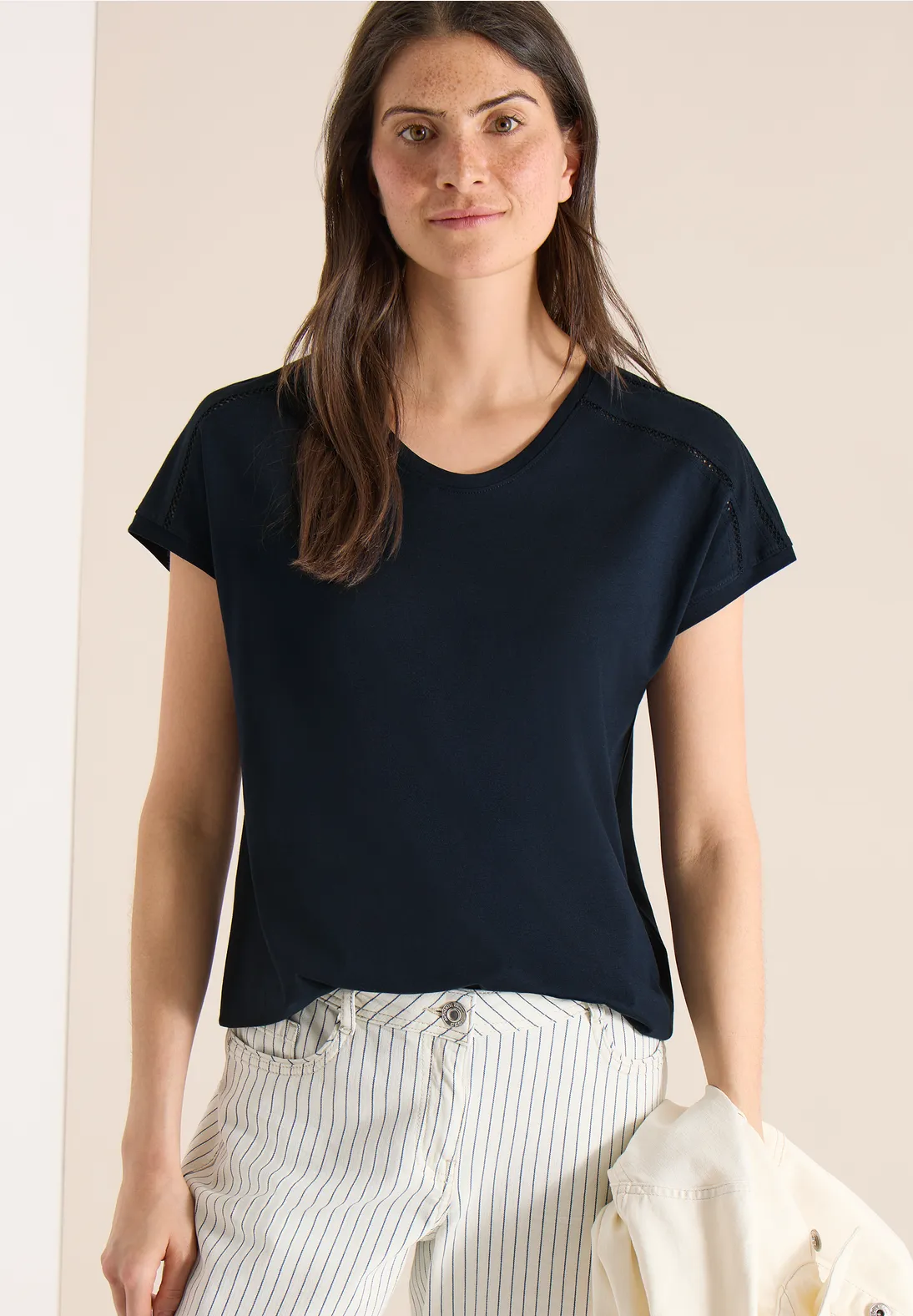 Camiseta con escote en V y detalle de encaje en Azul Marino