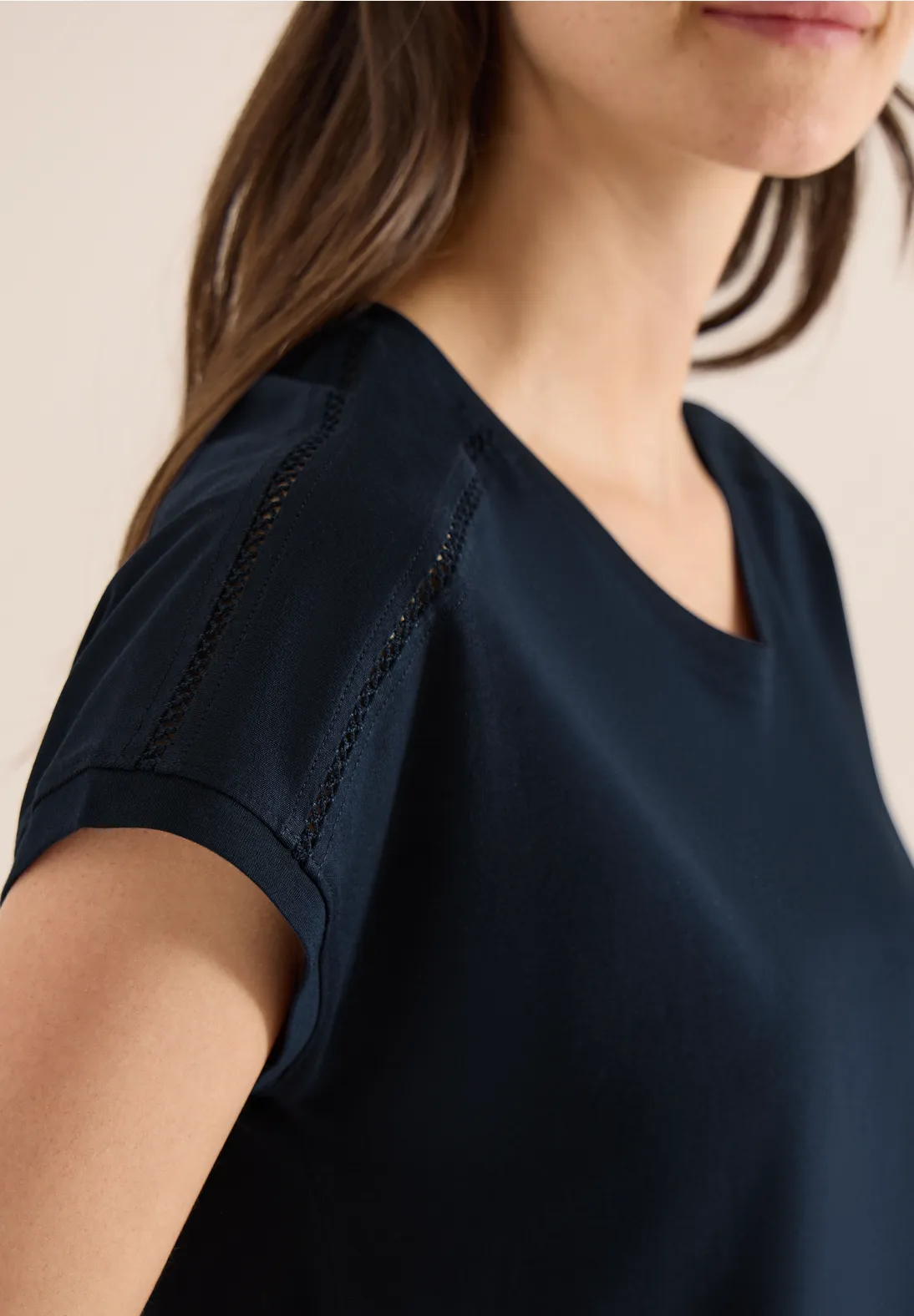 Camiseta con escote en V y detalle de encaje en Azul Marino