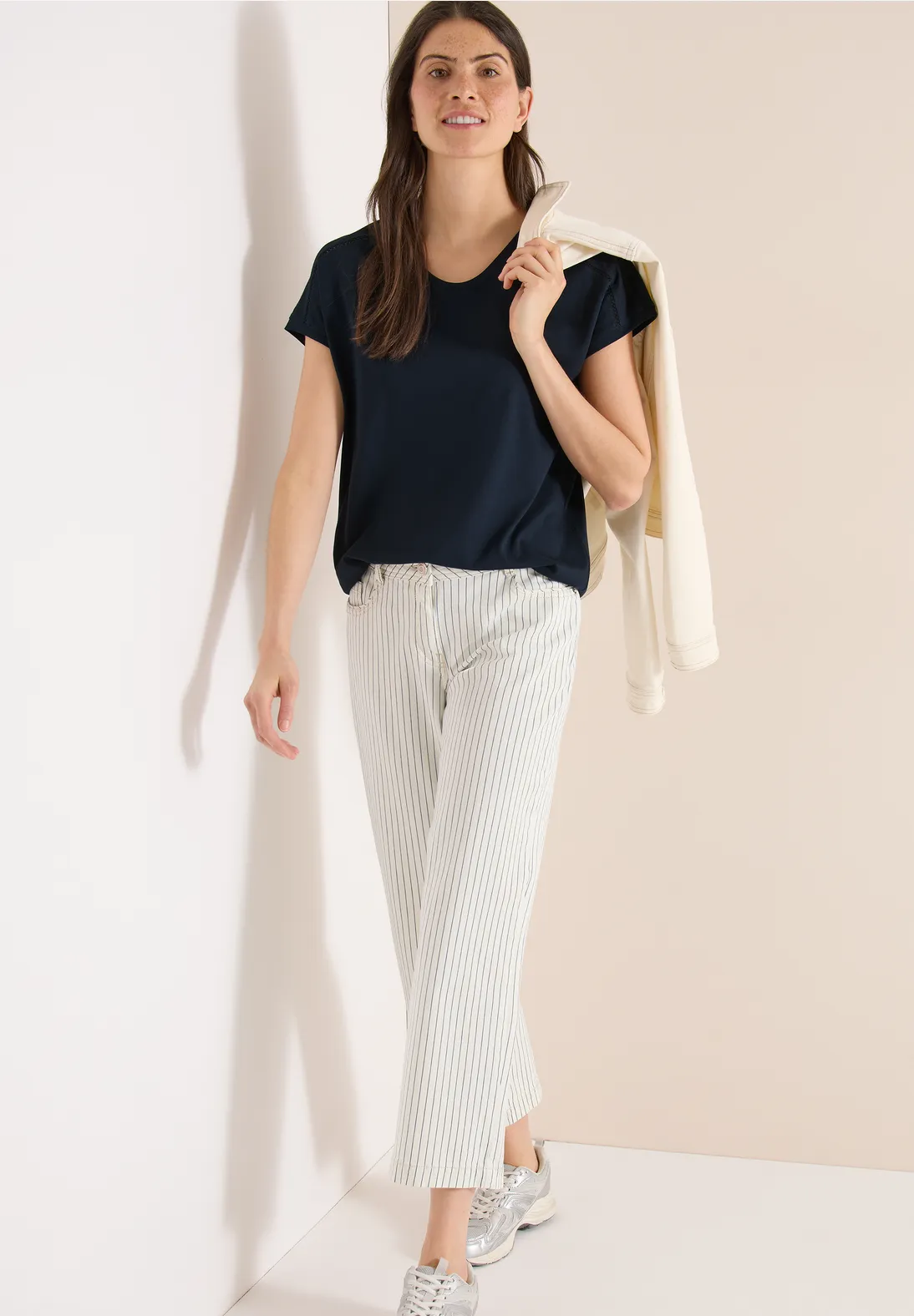 Camiseta con escote en V y detalle de encaje en Azul Marino