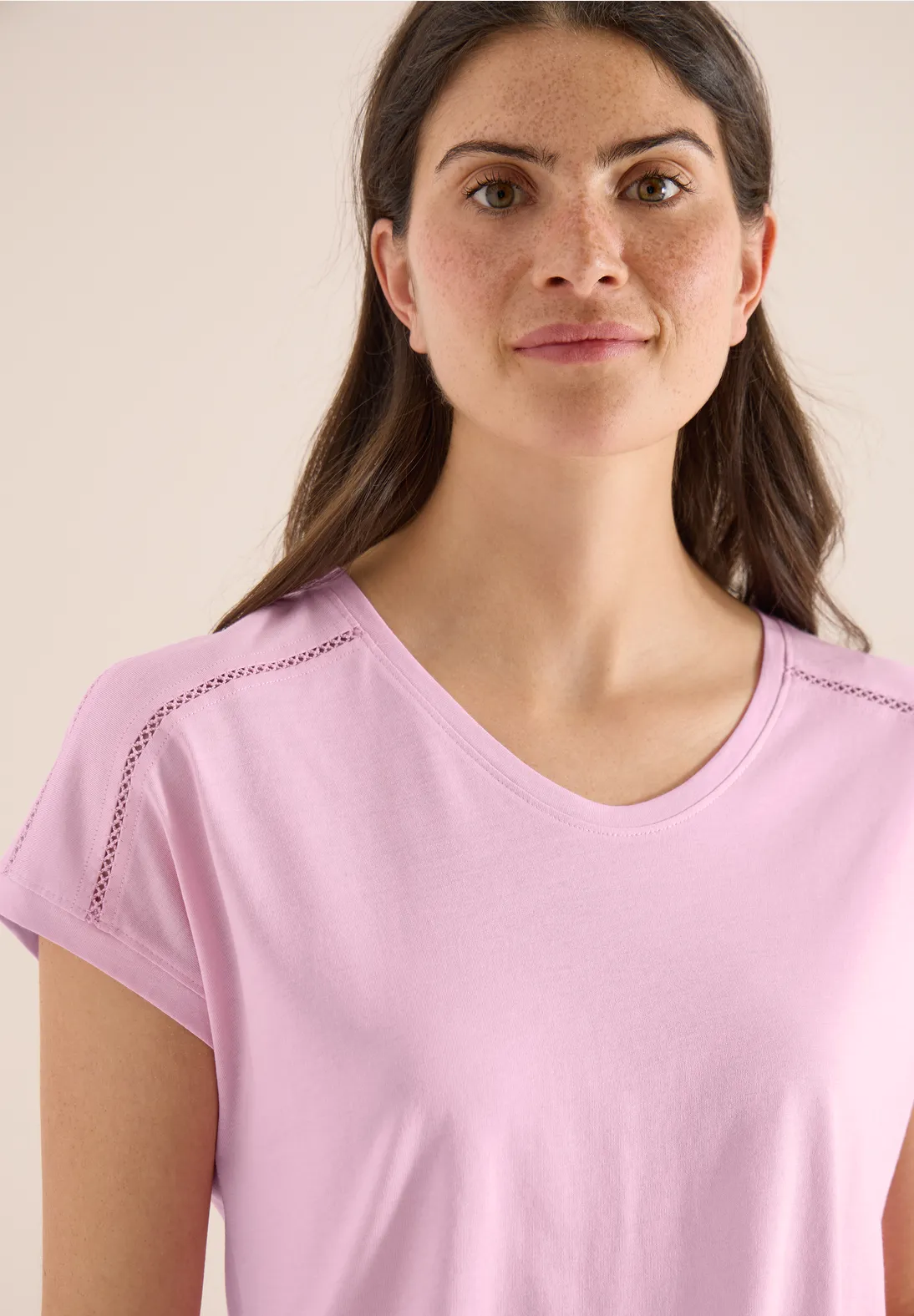 Camiseta con escote en V y detalle de encaje en Rosa