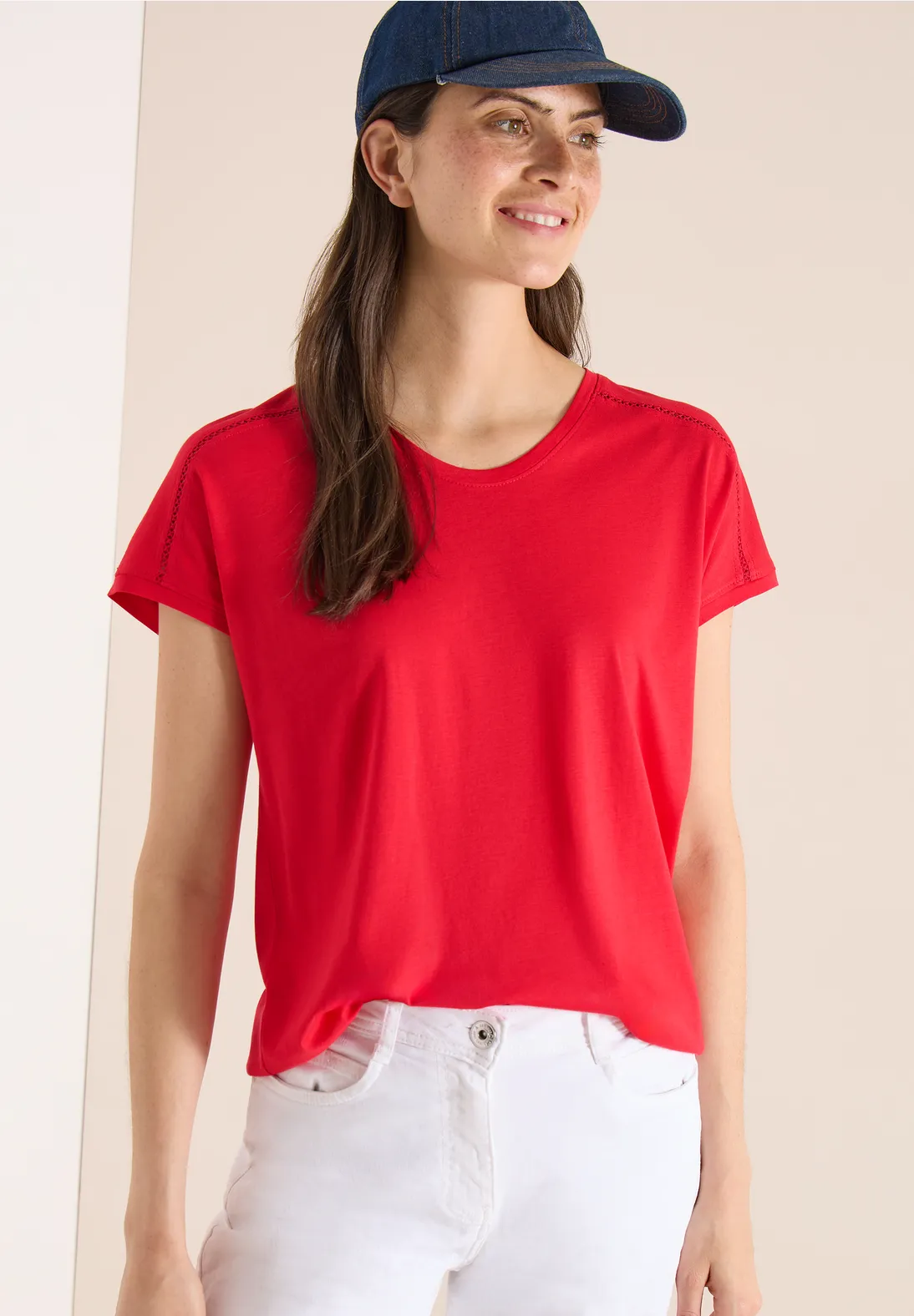 Camiseta con escote en V y detalle de encaje en Rojo